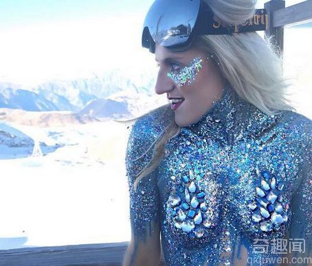 外国美女流行最炫比基尼 会闪闪发光的哟