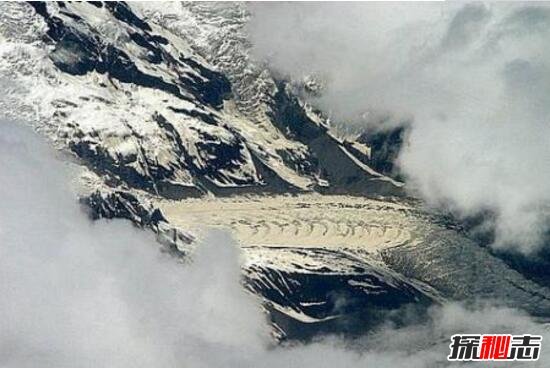 西藏雪山高空拍到两条真龙，西藏龙藏身在冰川之中(照片)