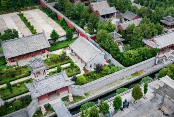 为什么叫霸陵：因靠近灞河而得名(汉文帝刘恒的陵墓)