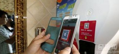 公厕刷脸出厕纸 看你还敢乱用厕纸吗
