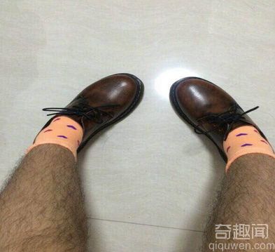 看这腿的姿势 究竟是男人还是女人