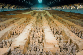 秦始皇陵墓里有什么：有很多陪葬品(兵马俑、九个鼎)..