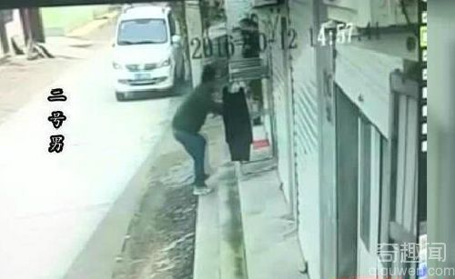 蟒蛇塞入裤裆偷走 男子偷女内裤塞裤裆