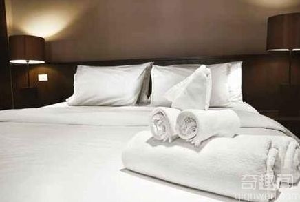 为什么酒店放四个枕头 多出的枕头干啥用