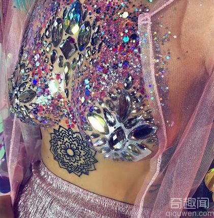 外国美女流行最炫比基尼 会闪闪发光的哟