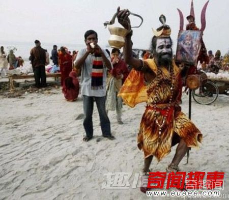 探秘印度苦行僧 吃尸体充饥和恋尸癖