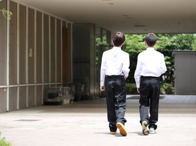 日本中学规定学生只能穿白色内衣裤上学