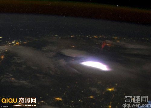 暴风闪电下的“红色精灵”现象