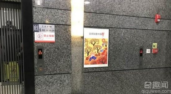 重庆一电梯只见按钮不见门 这是遇到一部假电梯
