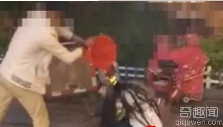 员工未完成业绩被罚吃活虫 当事人称只是游戏