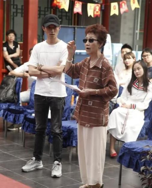 86版《西游记》“黎山老母”近照，年近八旬身体硬朗精神矍铄