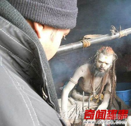 探秘印度苦行僧 吃尸体充饥和恋尸癖