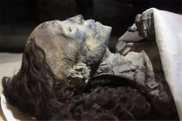 河南古墓挖出活女人是真的吗？假的（没有证据证明）