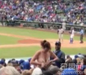 女球迷看球嗨过头 当场露出豪乳惊呆众人