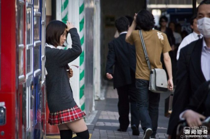 日本中学规定学生只能穿白色内衣裤上学