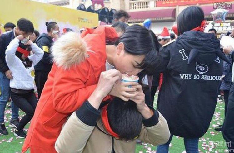 武汉上演接吻赛 解锁各种花式吻技好害羞