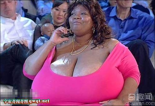 世界最大胸部女子天生豪乳重36斤 连续10年保持纪录(组图)