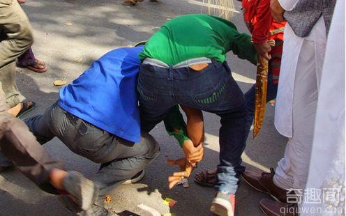 印度土豪结婚沿街撒钱 你还敢说印度穷吗